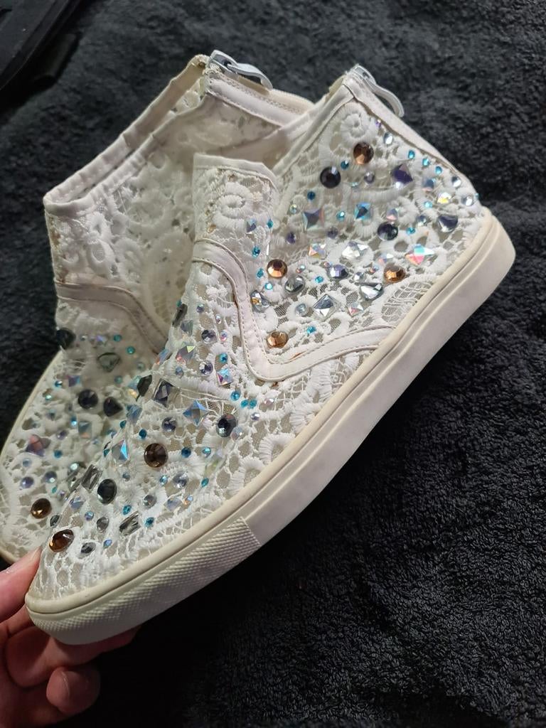 Mooie Witte kanten gympen met gekleurde Diamantjes maat 41., Kleding | Dames, Verzenden, Wit, Sneakers of Gympen, Onbekend