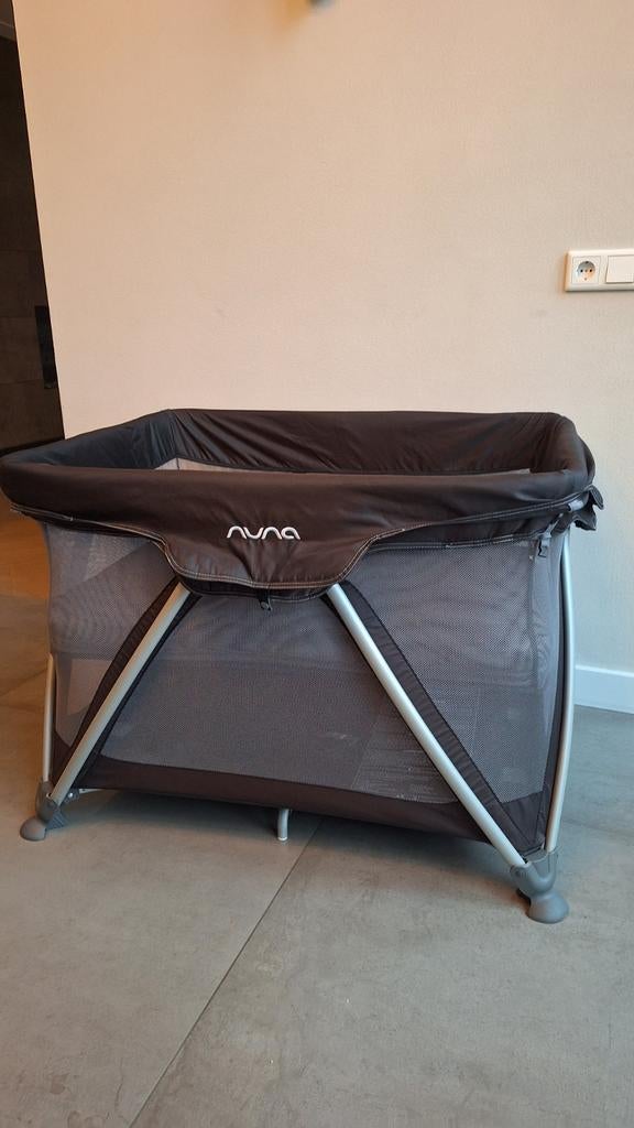 Nuna campingbedje/ box, verhoger, incl lakens, Ophalen of Verzenden, Zo goed als nieuw, Reisbedje