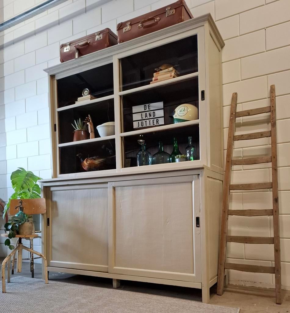 Vintage/Brocante zandkleurige schoolkast, Buffetkast, 200 cm of meer, 150 tot 200 cm, Ophalen of Verzenden, 50 tot 75 cm