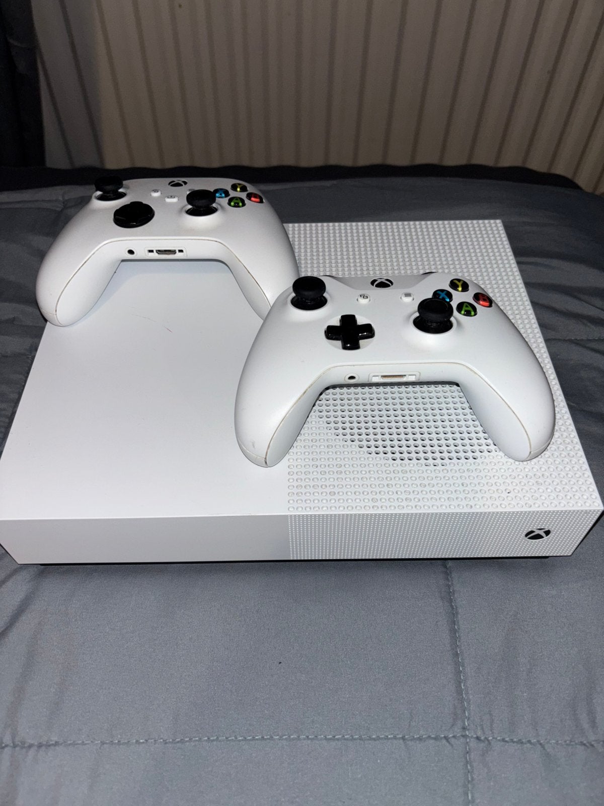 Goede xbox one S digitaal een race stuur en 2 controllers, Spelcomputers en Games, Spelcomputers | Xbox One, Ophalen, Met 2 controllers