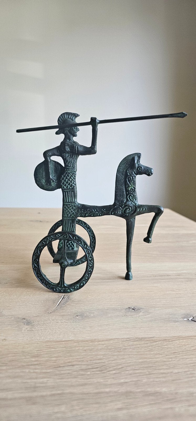 Bronzen beeldje: Griekse strijder op strijdwagen, Antiek en Kunst, Ophalen