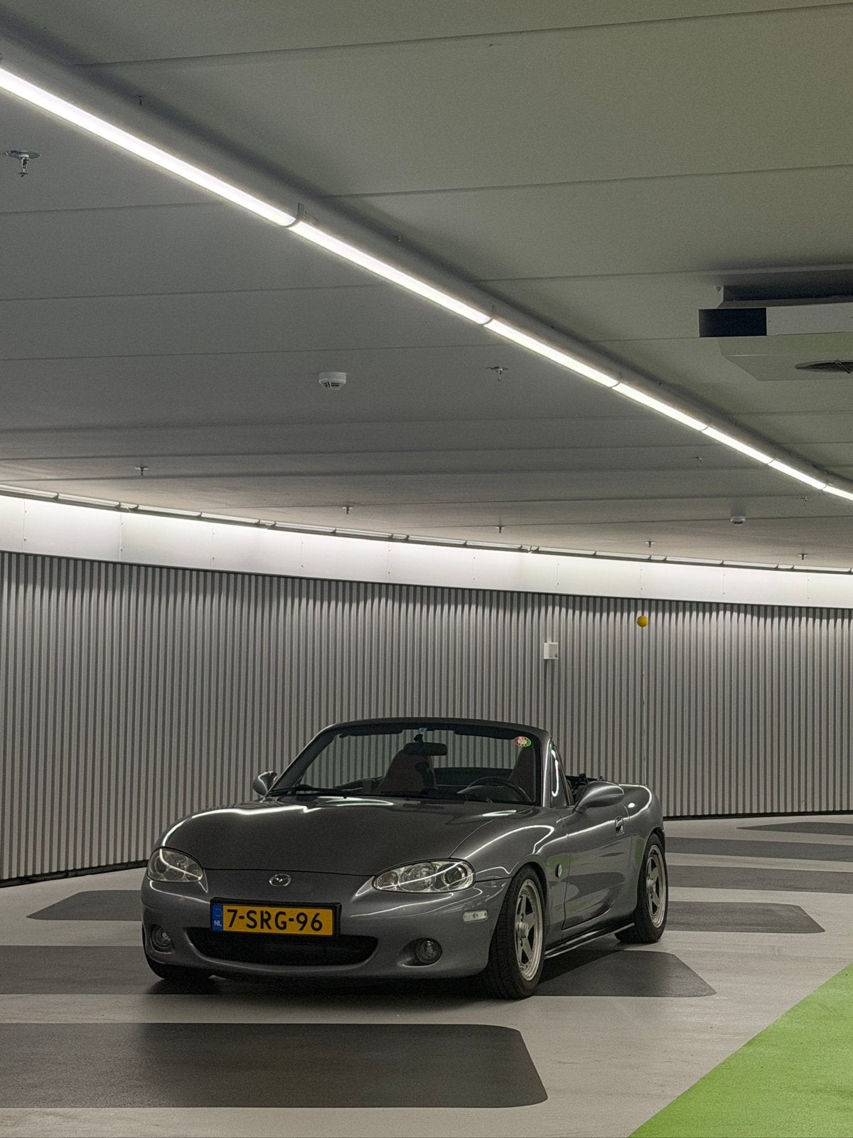 Mazda MX-5 1.6 I 2002 Grijs, Auto's, Achterwielaandrijving, 40 €/maand, 4 cilinders, Cabriolet