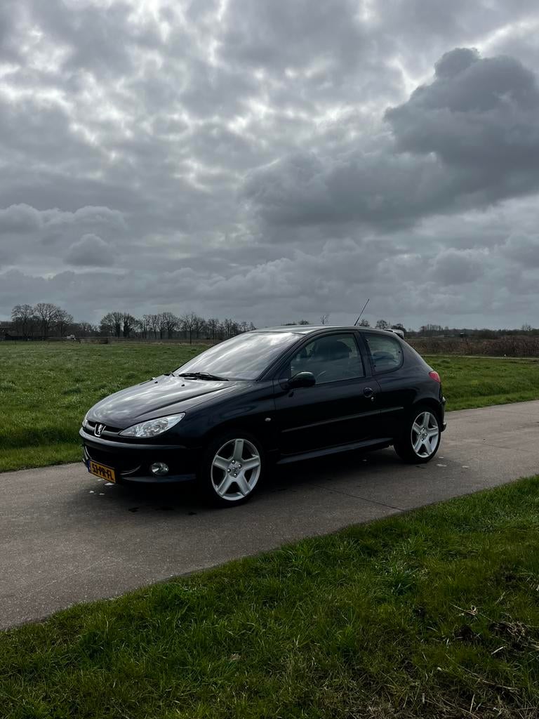 Peugeot 206 1.6 16V RC uitstraling, Auto's, Voorwielaandrijving, 40 €/maand, Zwart, Zwart
