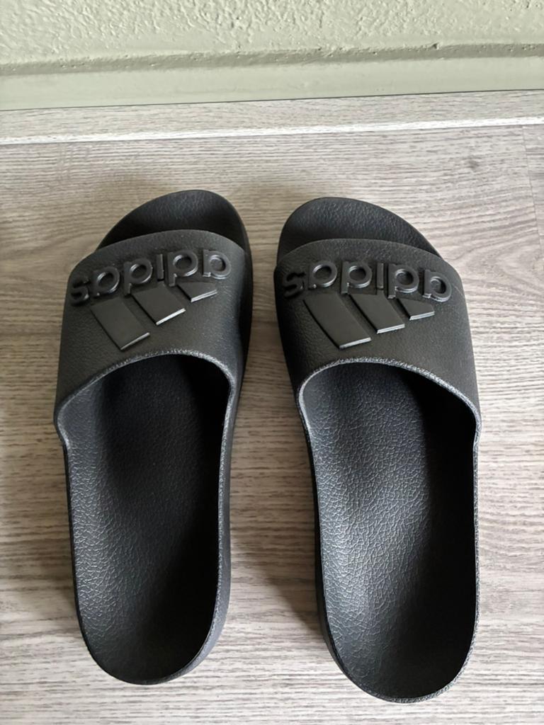 Adidas slippers maat 41 in nieuwstaat, Ophalen of Verzenden, Zwart, Adidas