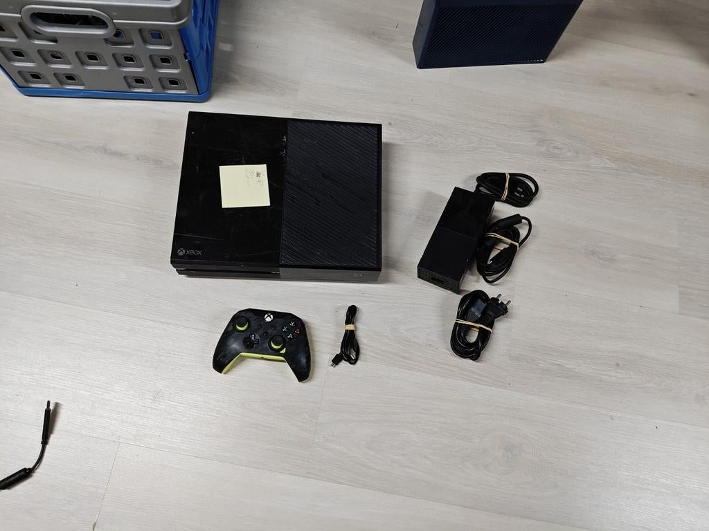 Xbox One Console met Controller en Voeding, Spelcomputers en Games, Games | Xbox One, Gebruikt, Avontuur en Actie, 1 speler, Vanaf 3 jaar