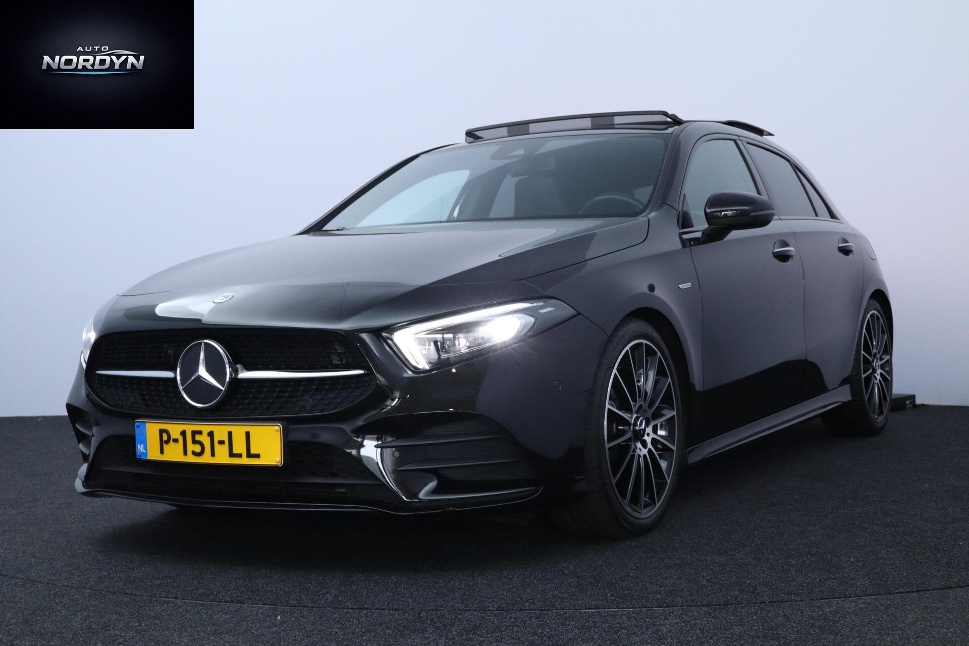 Mercedes A-klasse 180 AMG Line Night Edition, 136 pk, Gebruikt, 4 cilinders, Zwart