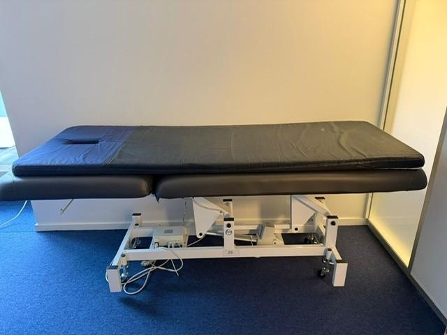 LINAK Elektrische behandelbank incl los matras en krukje, Sport en Fitness, Massageproducten, Ophalen, Zo goed als nieuw, Massagetafel