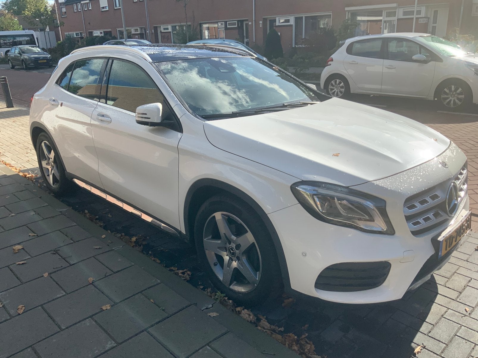 Mercedes-Benz GLA 180 AMG Premium Plus 122pk 7G-DCT 2018 Wit, Parkeerassistent, Zwart, 4 cilinders, 715 kg