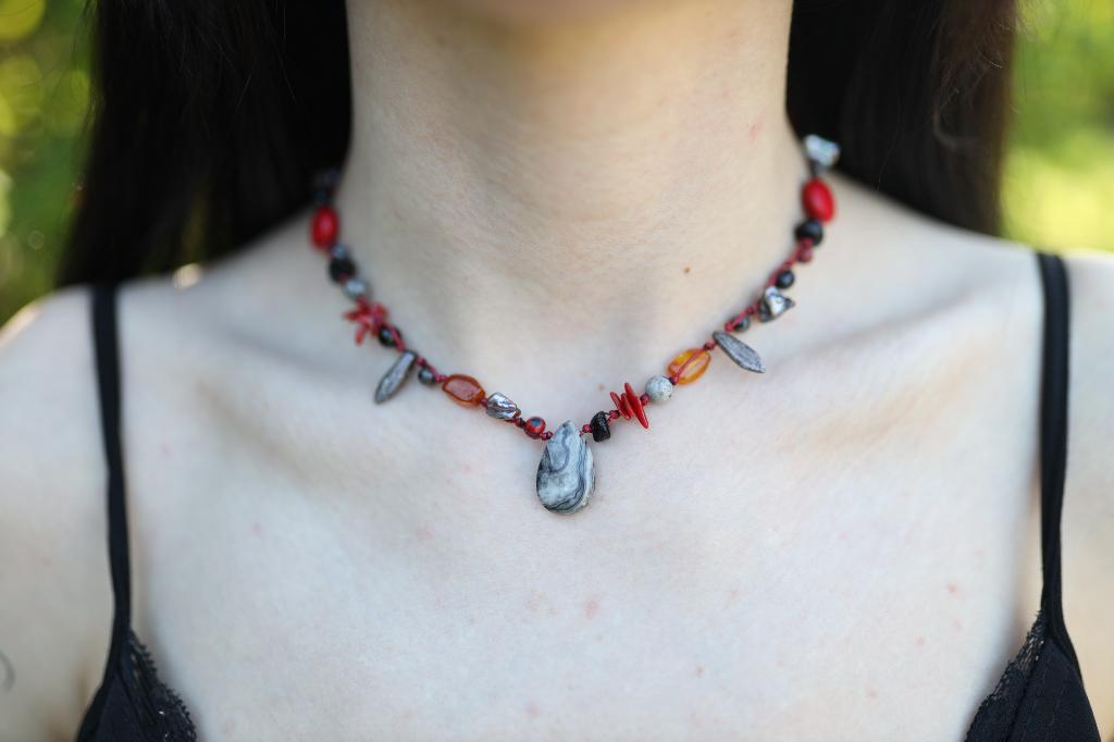 Handgemaakte rode ketting, Sieraden, Tassen en Uiterlijk, Kettingen, Ophalen, Nieuw, Rood, Overige materialen