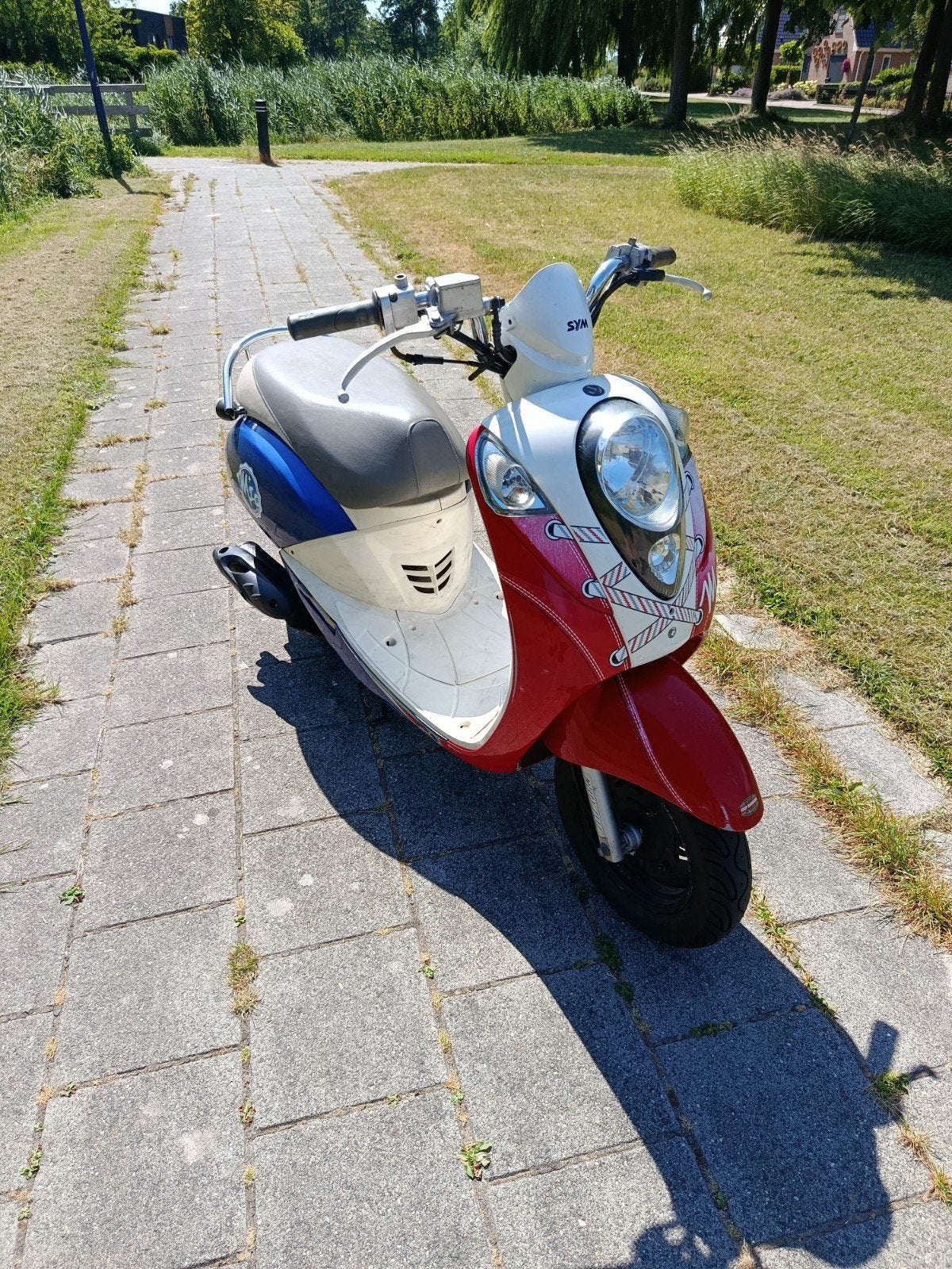 Limited Edition Sym Mio Fashion Street Style Brom, Fietsen en Brommers, Scooters | SYM, Zo goed als nieuw, Mio, Benzine, Ophalen of Verzenden