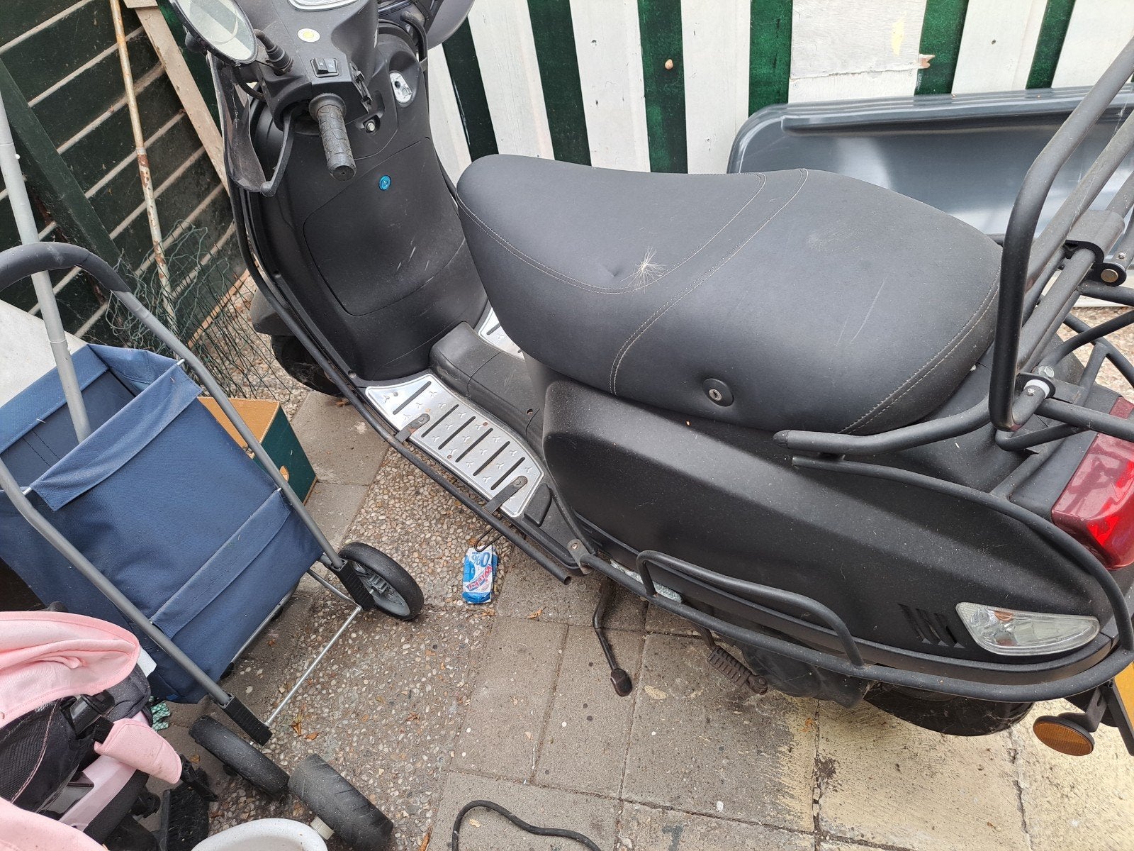 Zwarte Scooter met Windscherm en Topkoffer, Ophalen of Verzenden, Gebruikt, Overige typen, Overige merken