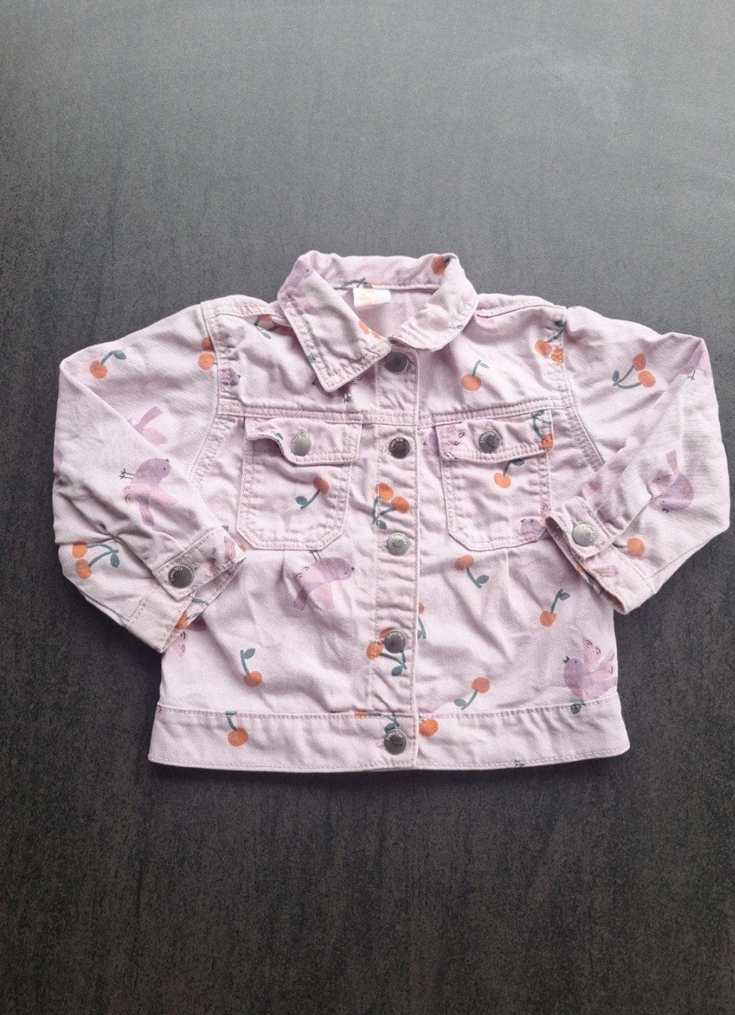 Schattig roze spijkerjasje Hema, vogeltjes & kersen, mt 86, Kinderen en Baby's, Babykleding | Maat 86, Ophalen