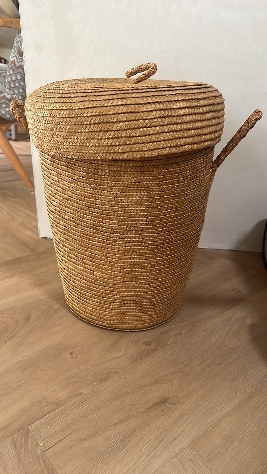 Grote rieten mand met deksel en handvatten, Huis en Inrichting, Ophalen, Gebruikt, Gevlochten, Mand