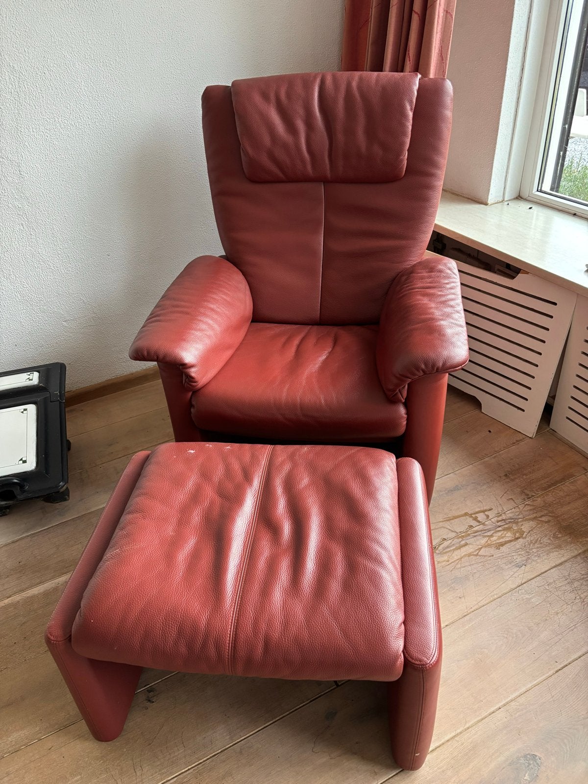 Leren relaxfauteuil met voetenbank - Rood, Huis en Inrichting, Fauteuils, Gebruikt, Ophalen of Verzenden, 50 tot 75 cm, Leer