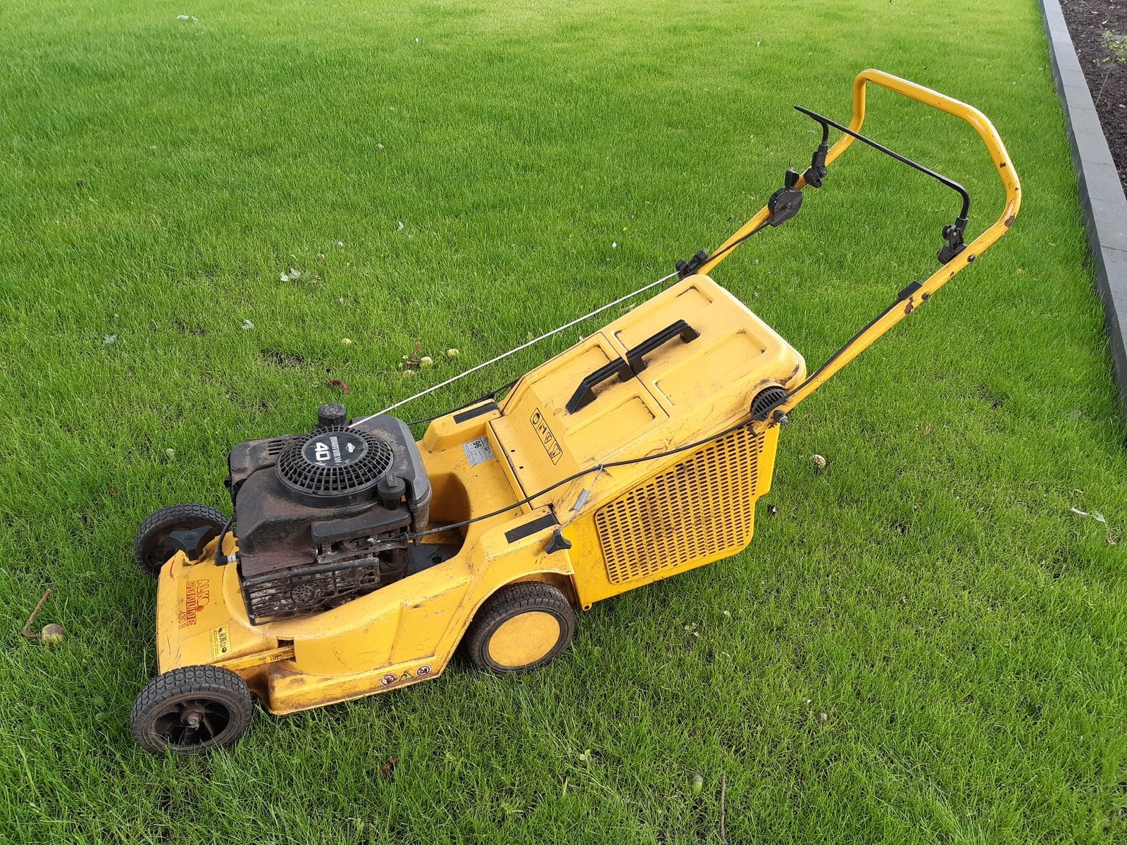 Grasmaaier, Ophalen, Gebruikt, Benzine-grasmaaier, Opvangbak