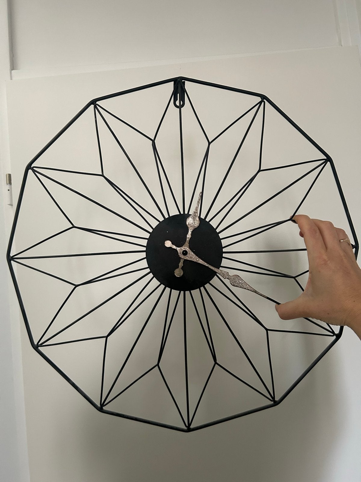Moderne industriele wandklok - 50 cm diameter, Ophalen of Verzenden, Gebruikt, Analoog, Wandklok