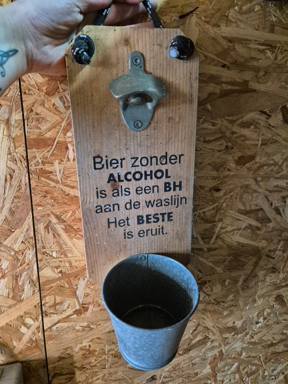 Wandopener met grappige tekst en opvangbakje, Hout, Gebruikt, Ophalen of Verzenden, Bruin