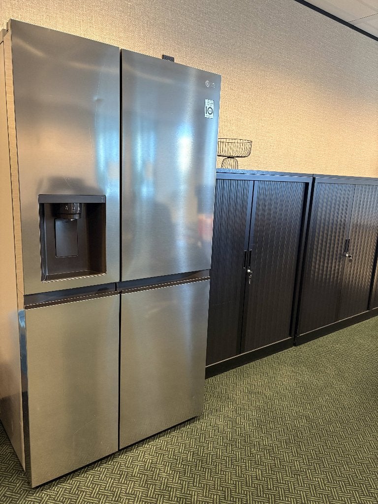 LG Amerikaanse koelkast 635L met ijs- & waterdispenser, Witgoed en Apparatuur, Koelkasten en IJskasten, Krijgsman 1, 1186 DM Amstelveen, Nederland