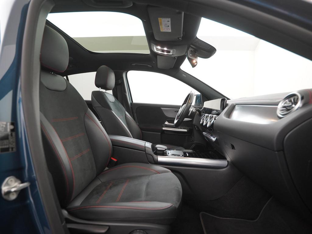 Mercedes-Benz EQA 250 AMG Line 67kWh | SOH 96% | Panoramadak, Auto's, Mercedes-Benz, Gebruikt, Zwart, 190 pk, Blauw