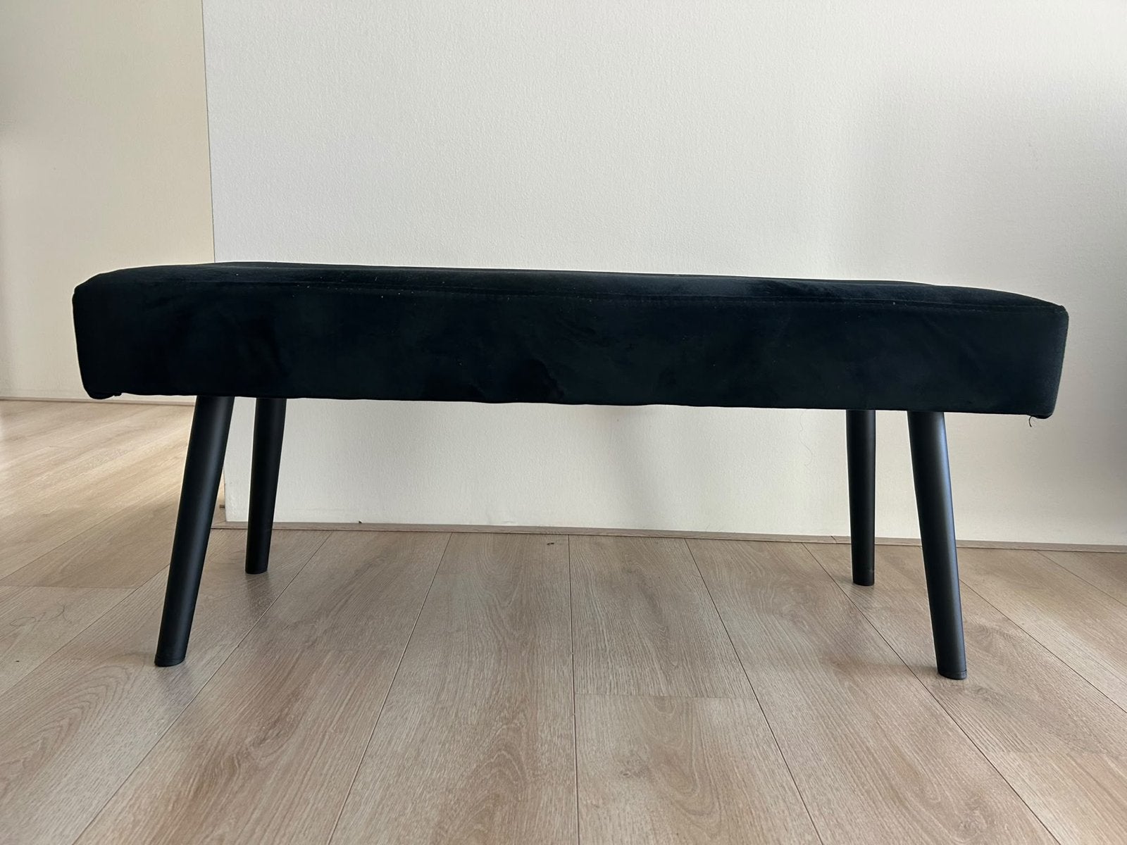 Zwarte fluwelen bankje/poef met houten poten, Zwart, Ophalen of Verzenden, Zo goed als nieuw, Eén