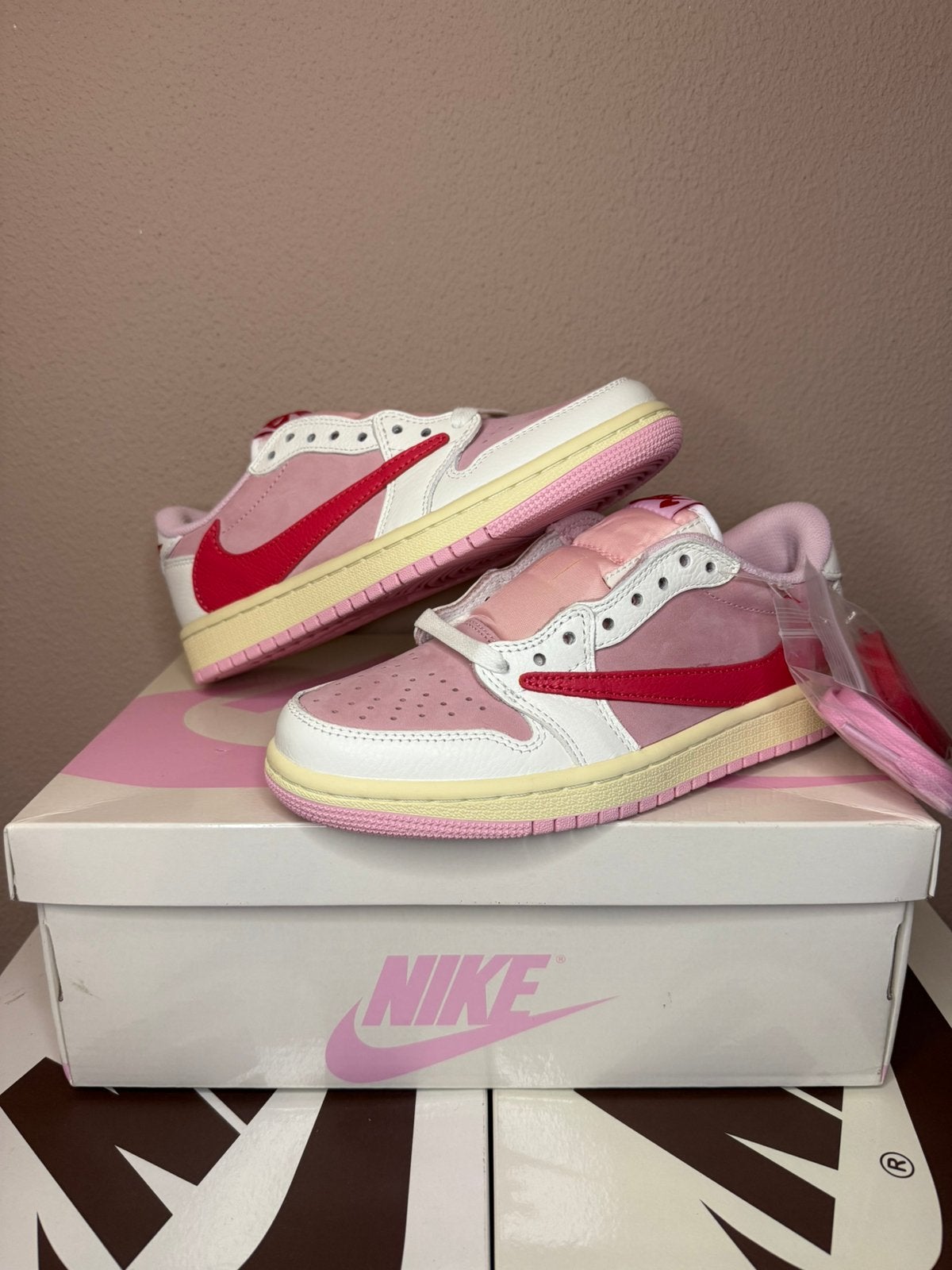 nike air jordan travis scott tropical OG - 37,5/39/40/41, Nieuw, Ophalen of Verzenden, Sneakers of Gympen, Rood