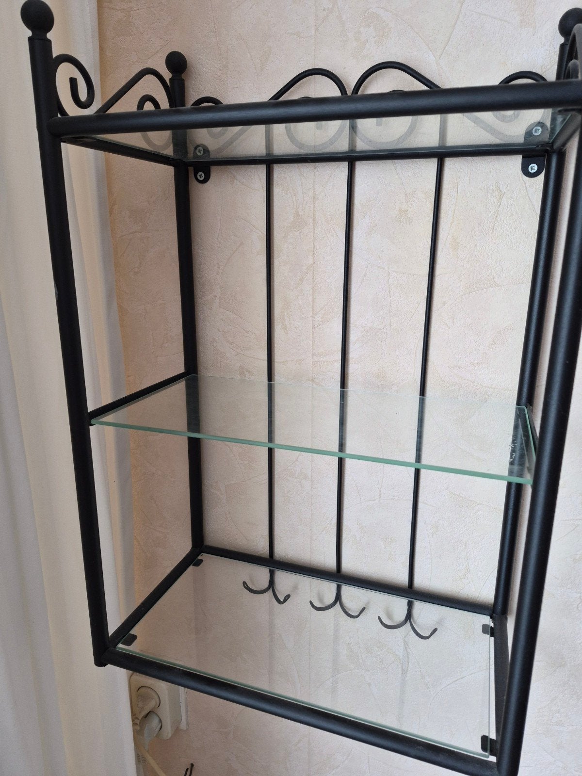 Zwart metalen wandrek met glazen planken en haken, Ophalen, Zo goed als nieuw