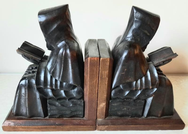 2 boeken steunen monikken die aan het lezen zijn., Ophalen of Verzenden