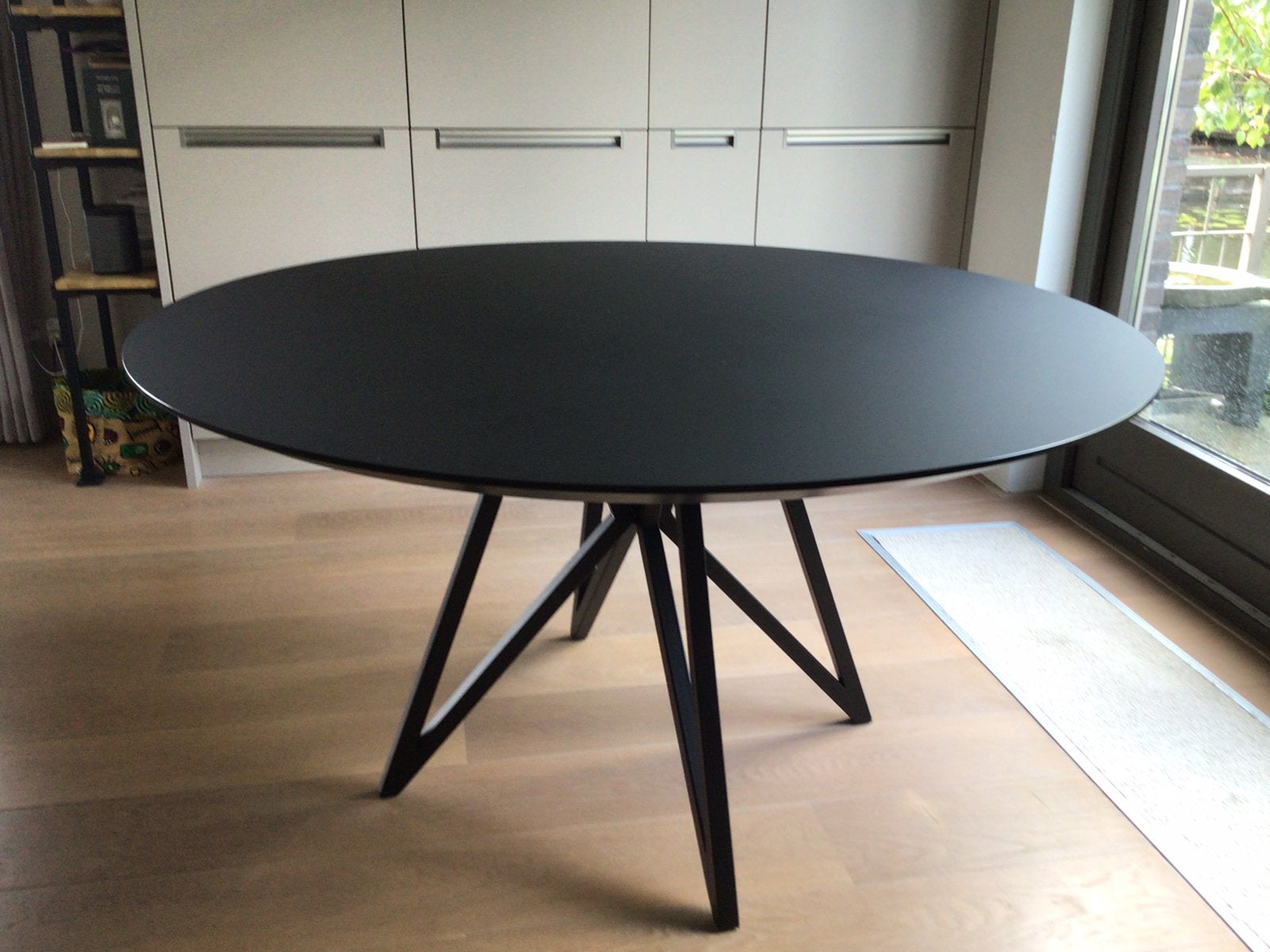 Studio Henk eettafel rond 140 cm en geheel mat zwart, Huis en Inrichting, Tafels | Eettafels, Ophalen, Zo goed als nieuw, Rond