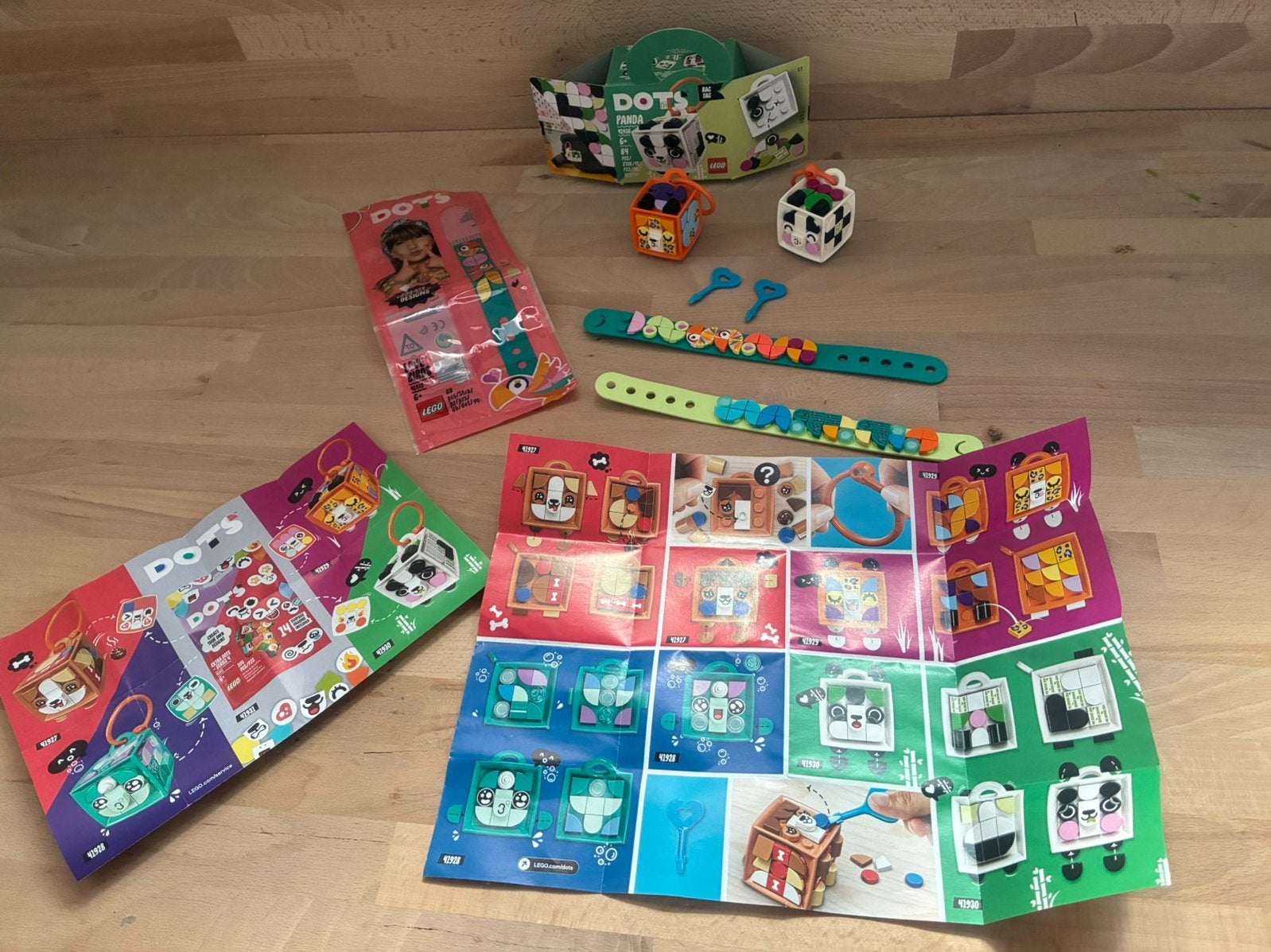Lego dots panda en tijger met 2 armbandjes, Gebruikt, BrickHeadz, Ophalen of Verzenden, Complete set