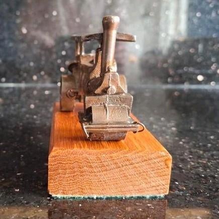 Koperen miniatuur stoomwals op houten sokkel, Antiek en Kunst, Ophalen of Verzenden, Koper