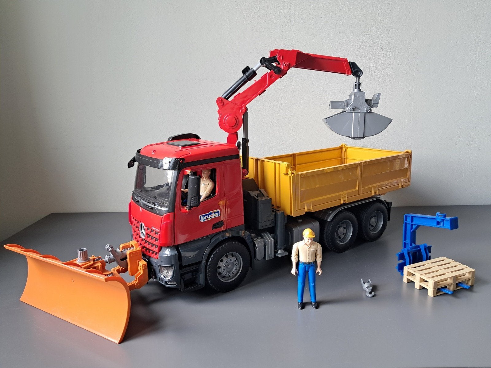 Bruder Arocs Vrachtwagen met Sneeuwploeg, Ophalen, Gebruikt