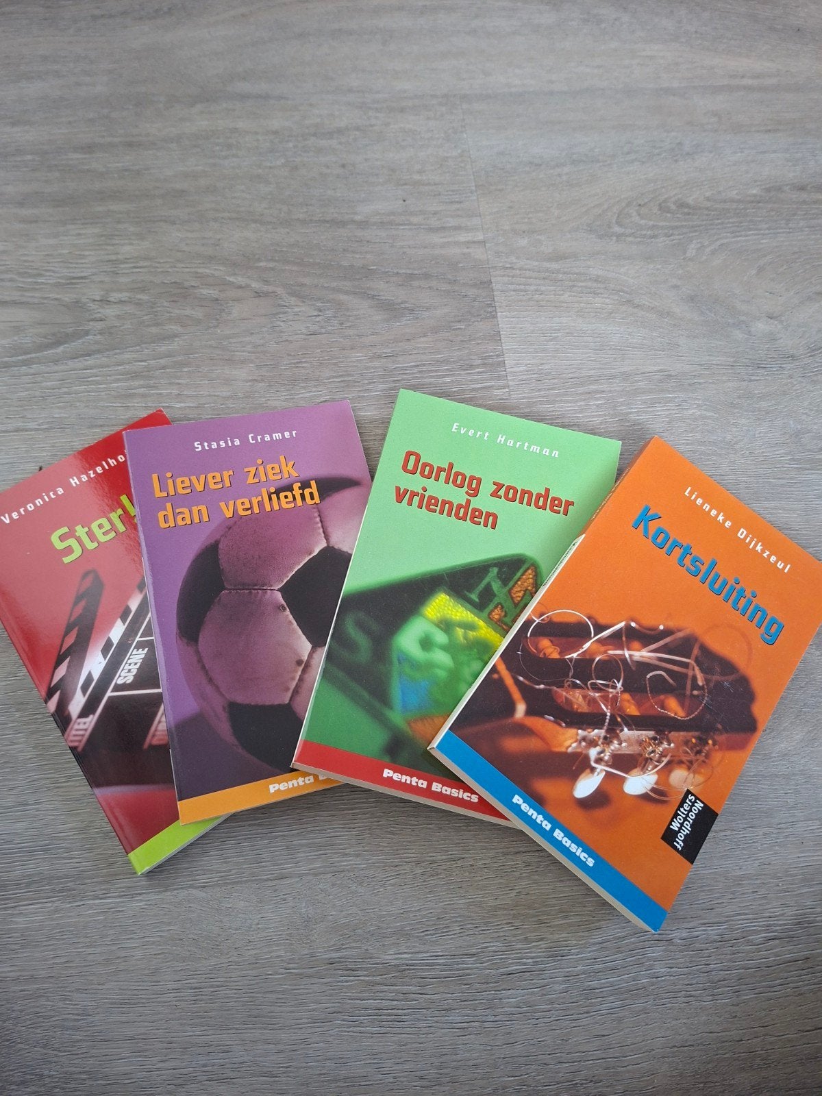 Penta Basics boeken: Kortsluiting, Lief, Ster!, Oorlog, Boeken, Nederlands, Gelezen, VMBO, Lieneke Dijkzeul Stasia Cramer Veronica Hazelhoff Evert Hartman