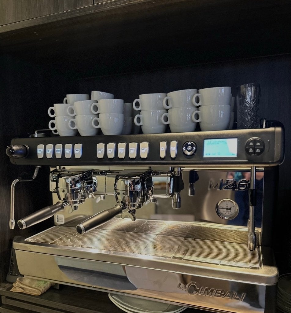 La Cimbali M26 dt 2 TS + 2 grinder (2023), Espresso apparaat, Zo goed als nieuw, 2 tot 4 kopjes, Gemalen koffie