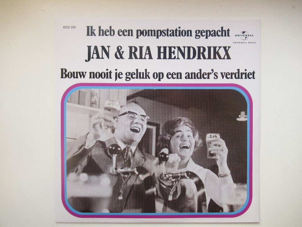 JAN & RIA HENDRIKX# IK HEB EEN POOMSTATION GEPACH/BOUW NOOIT, 7 inch, Ophalen of Verzenden, Levenslied of Smartlap, Beschermende buitenhoes