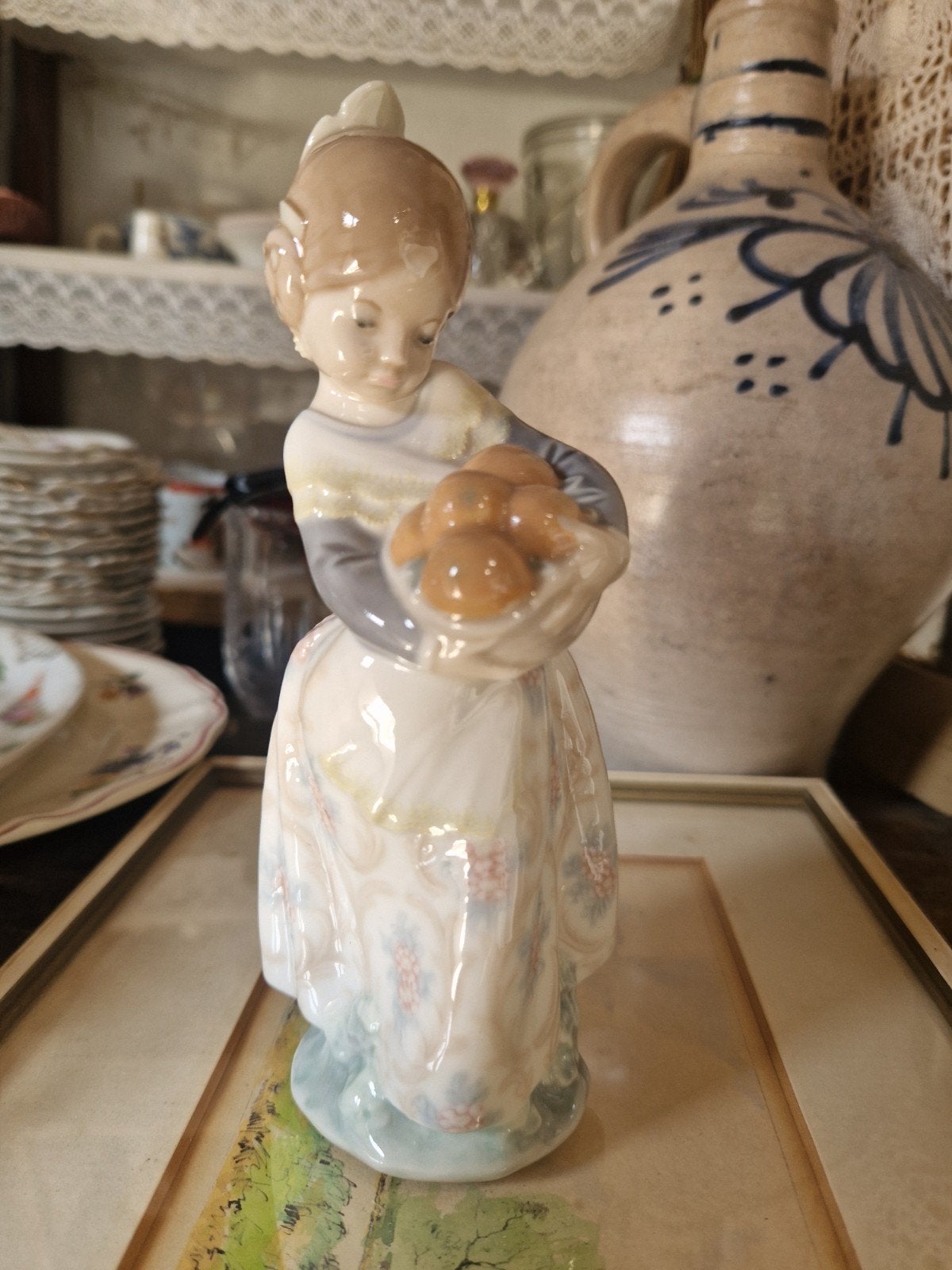 Prachtig Lladro beeldje van meisje met mandje, Ophalen of Verzenden, Zo goed als nieuw, Mens
