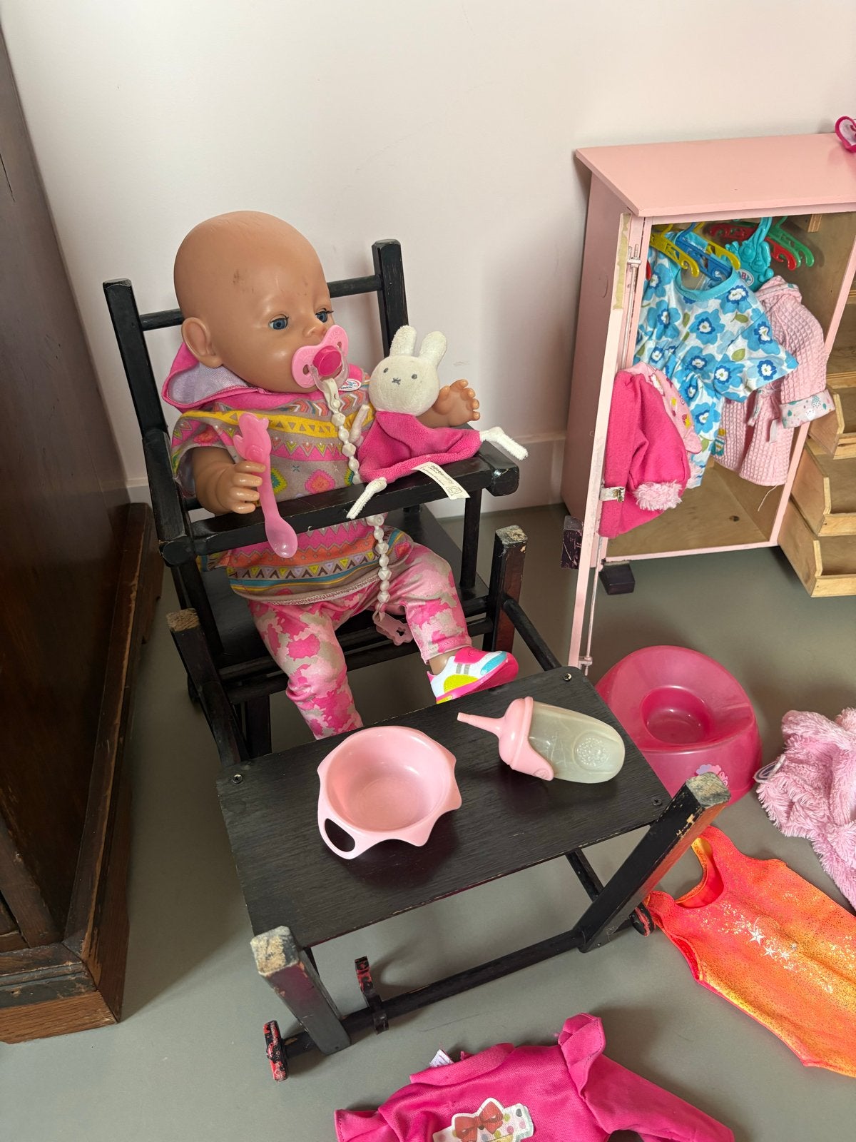 Baby Born pop met kinderstoel, kleding en accessoires, Ophalen, Zo goed als nieuw, Babypop