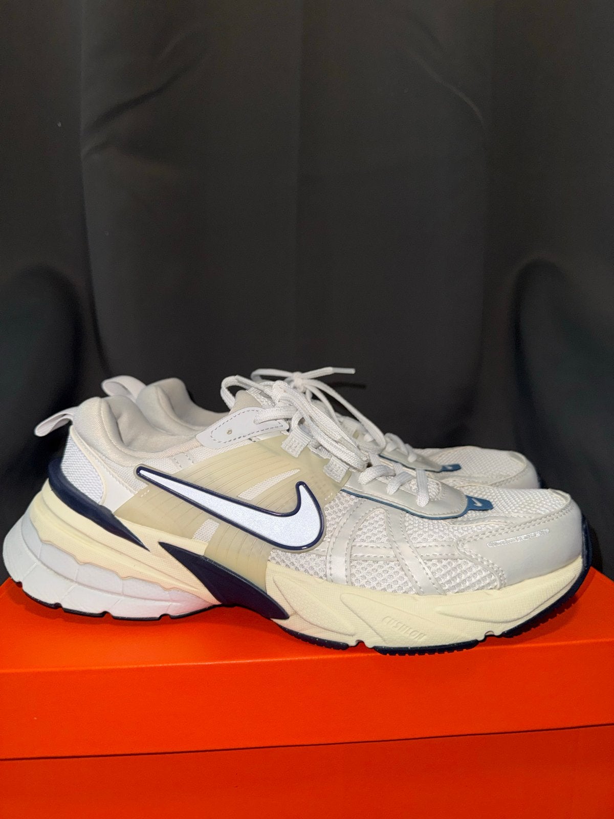 Nike V2K Run - White/Navy (EU 43/28 cm)-Excellent Condition, Ophalen, Zo goed als nieuw, Wit, Sneakers of Gympen
