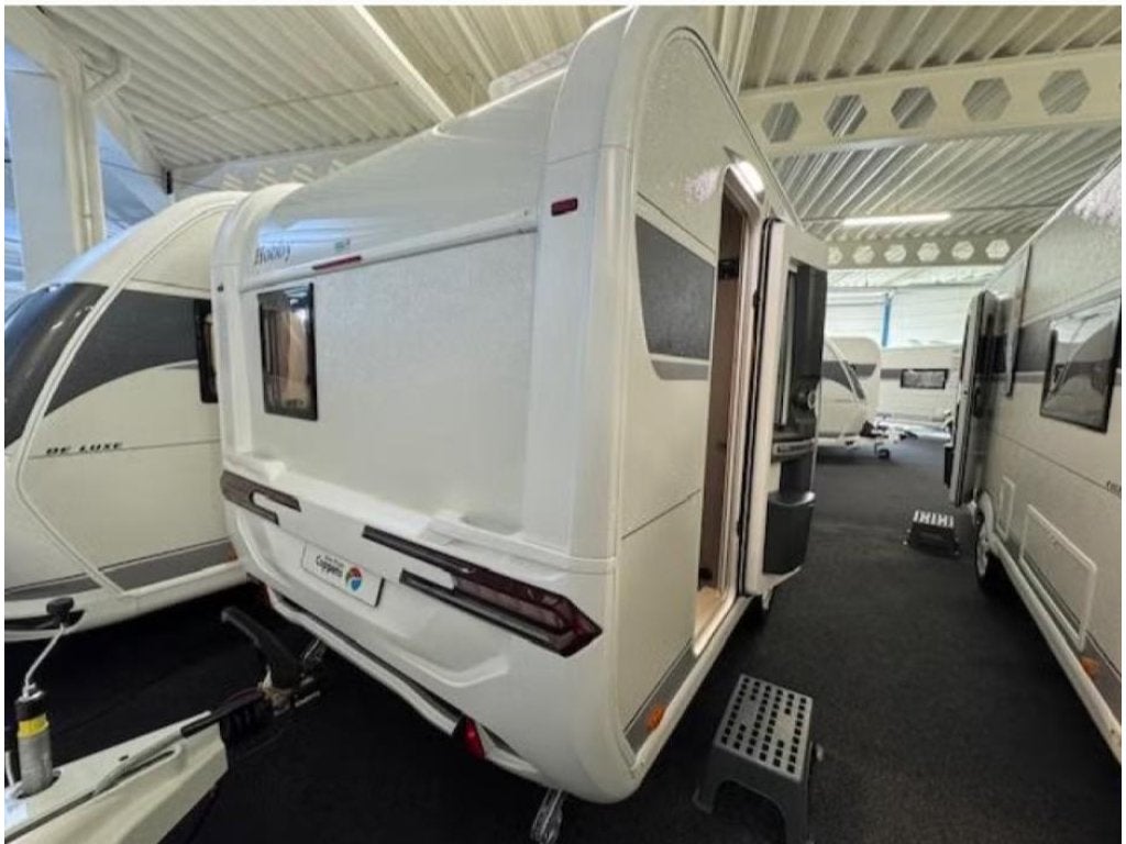 Hobby De Luxe 400 SFE 2026 MEGA DEAL! 1500kg as + LED pakket, Caravans en Kamperen, Standaardzit, Hobby, Bedrijf, 750 - 1000 kg