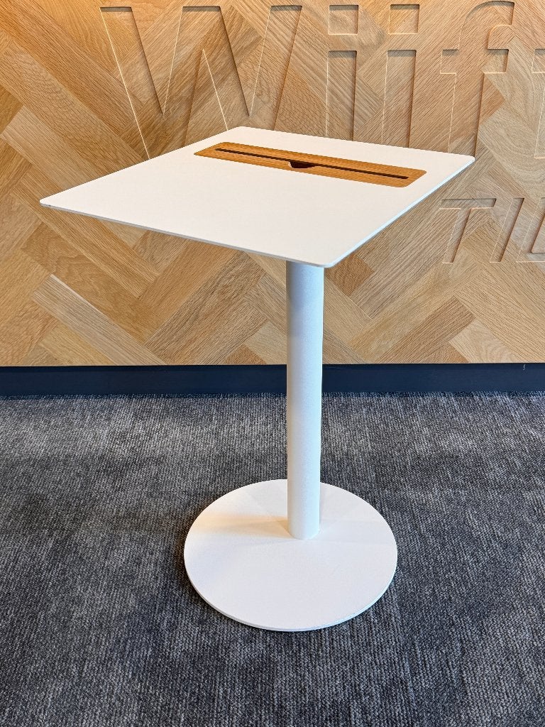 NOMAD White bijzettafel – Spell – 2 stuks beschikbaar, 50 tot 100 cm, Ophalen of Verzenden, Zo goed als nieuw, Metaal