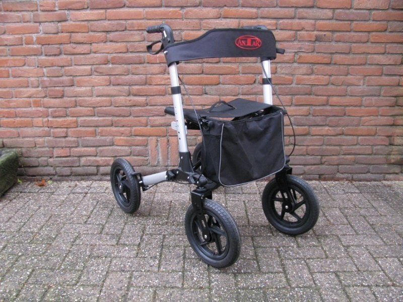 Amtar aluminium rollator met luchtbanden, Ophalen, Opvouwbaar, Zo goed als nieuw