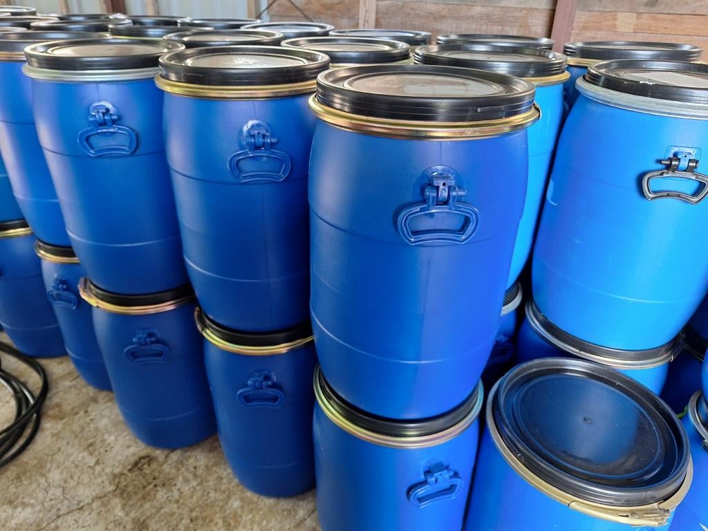 Te koop blauwe kunstof tonnen vaten voerton 60 ltr, Ophalen, Zo goed als nieuw