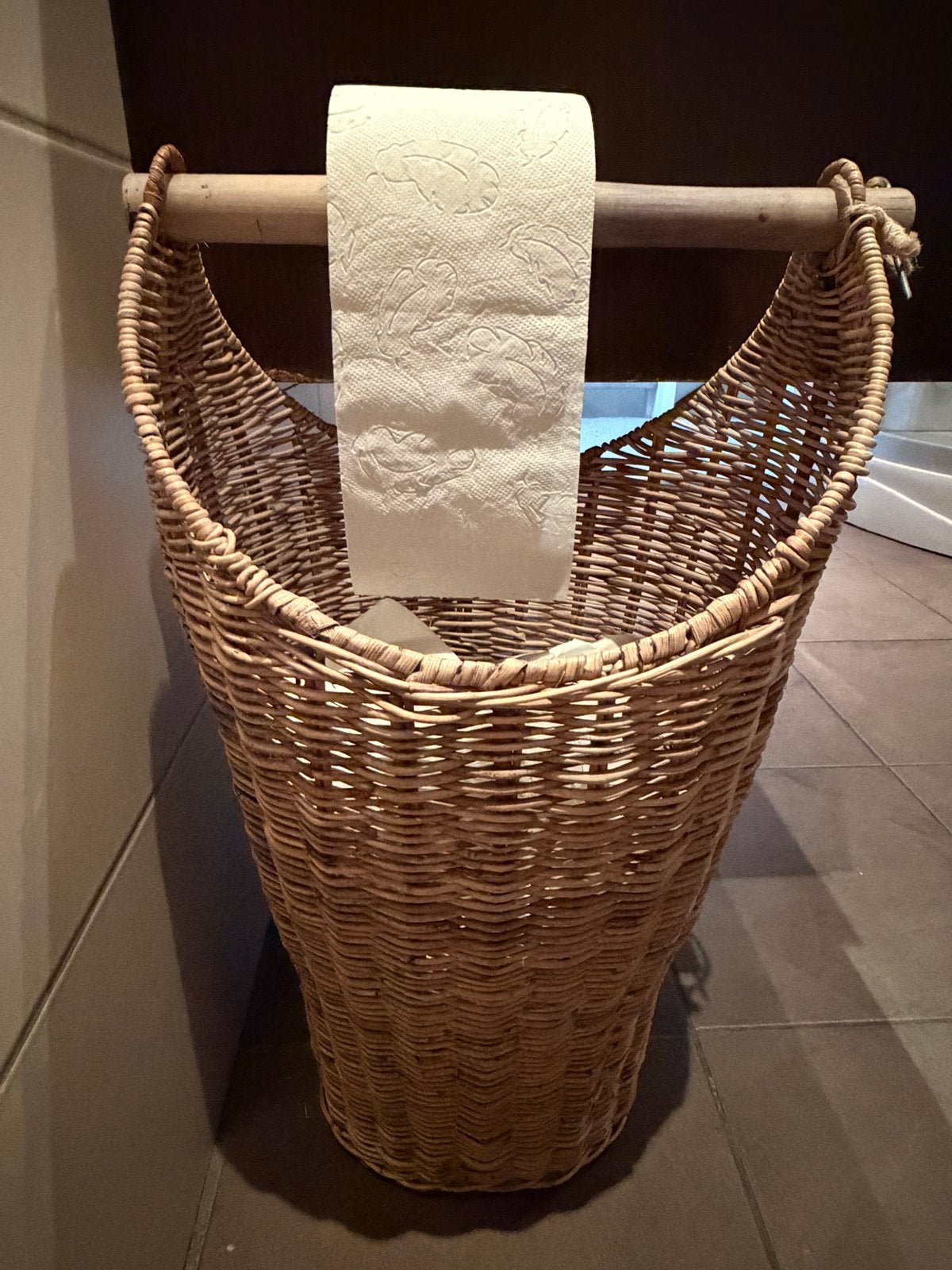 Rotan toiletrolhouder met opbergmand, Ophalen, Natuurlijk materiaal, Bruin, Landelijk