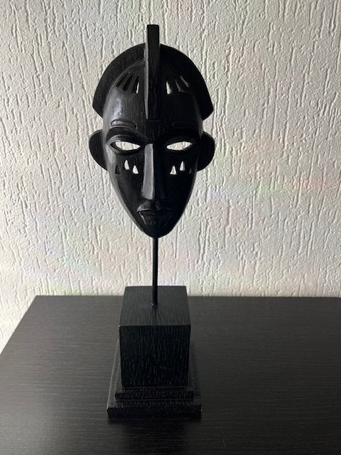 Beeld kunststof Masker op houten standaard, Verzamelen, Beelden en Beeldjes, Verzenden, Zo goed als nieuw, Mens