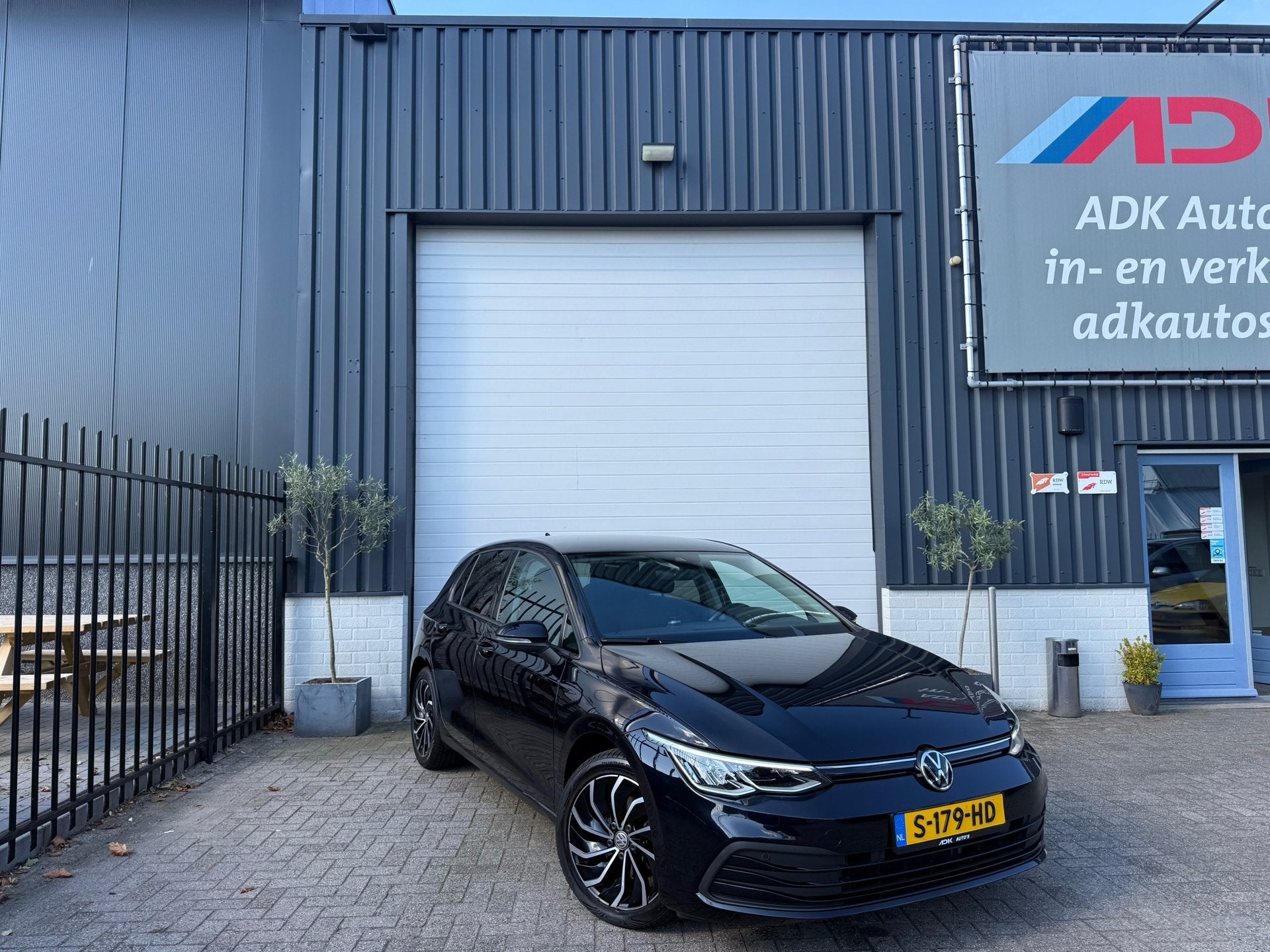 Foto 2 van Volkswagen Golf 1.5 eTSI R-Line AUTOMAAT/AMBIANCE/ACC/ASSIST
