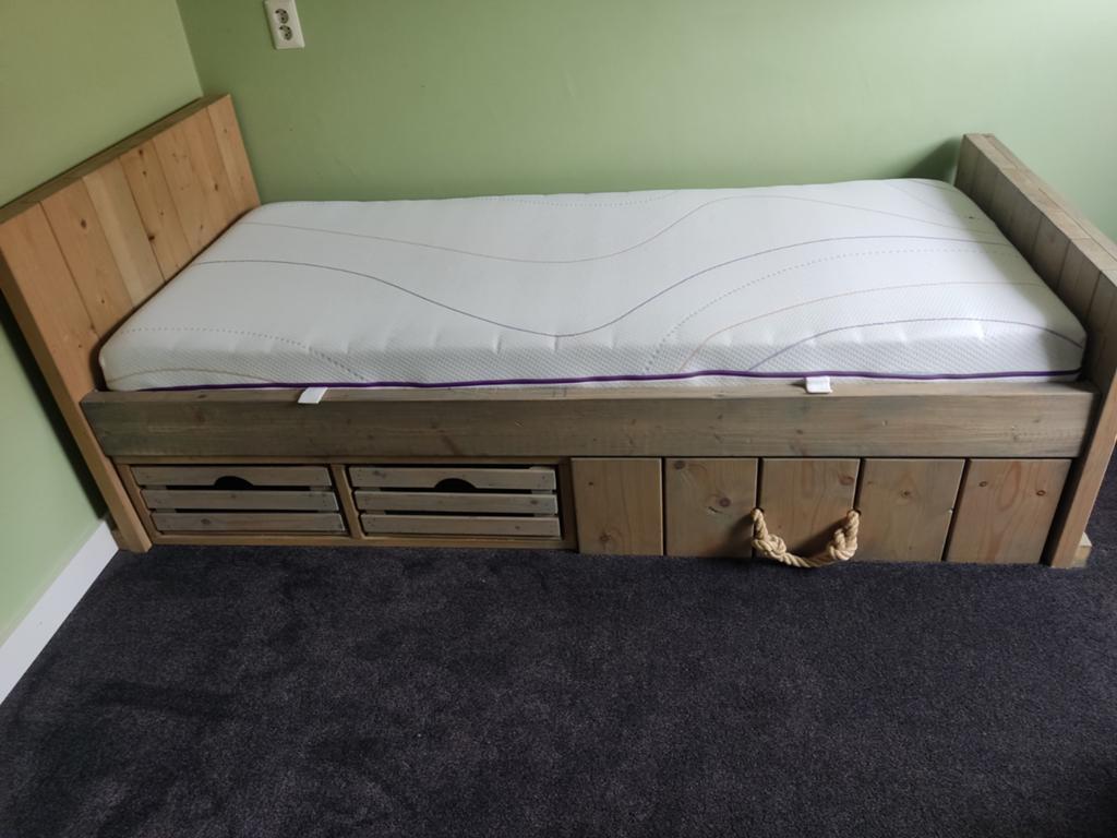 Steigerhouten bed ZGAN, Ophalen, 90 cm, Eenpersoons, Zo goed als nieuw