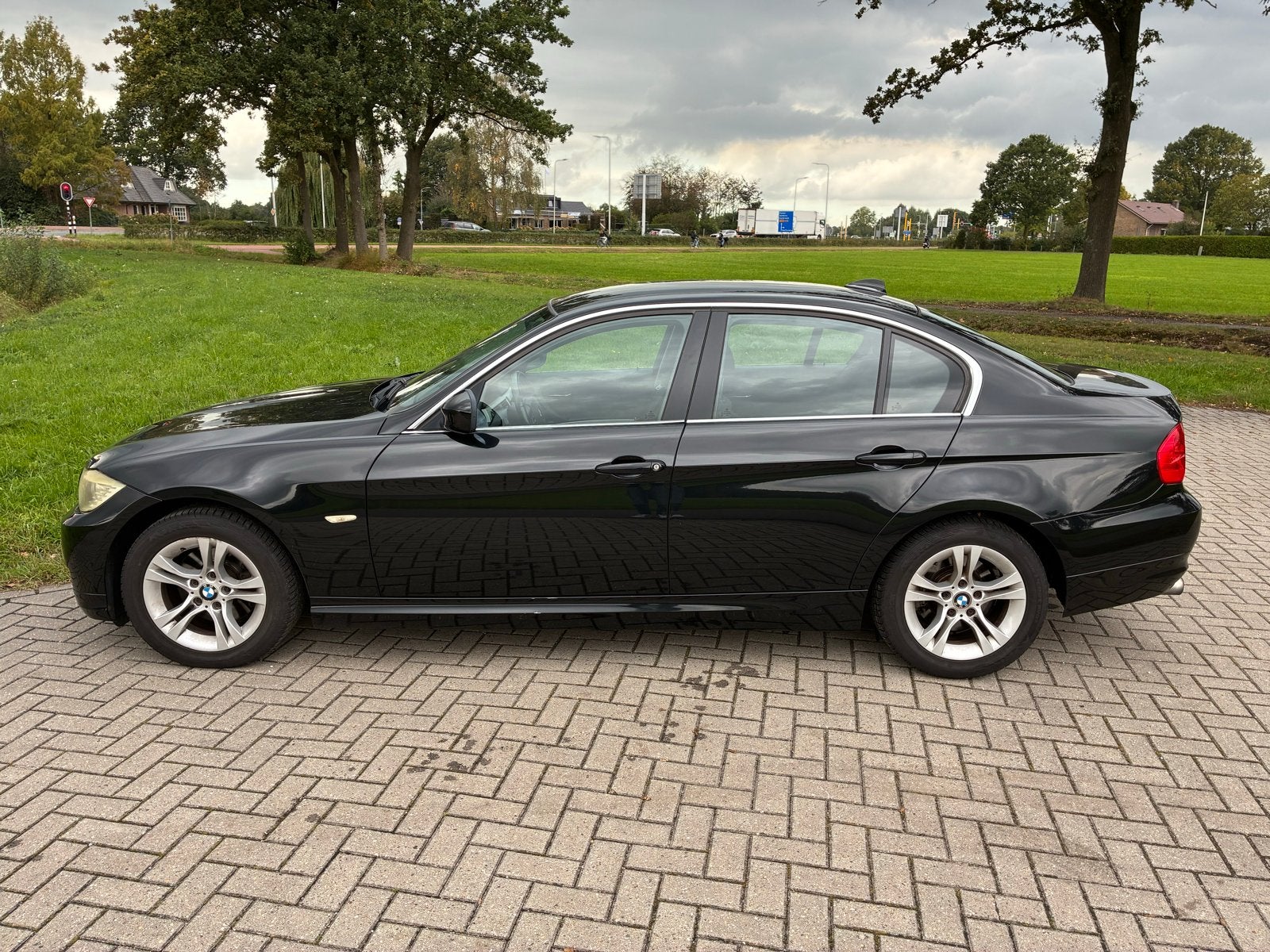 BMW 3-Serie E90 3.0 325I 160KW 2008 Zwart - Nieuwe APK, Auto's, 745 kg, Zwart, Verwarmde buitenspiegels, 75 €/maand