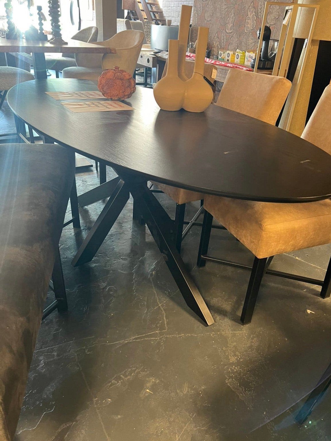 Eiken eettafel - Zwart - Ovaal - Verjongd - Spinpoot, Ophalen, 100 tot 150 cm, 200 cm of meer, Zo goed als nieuw