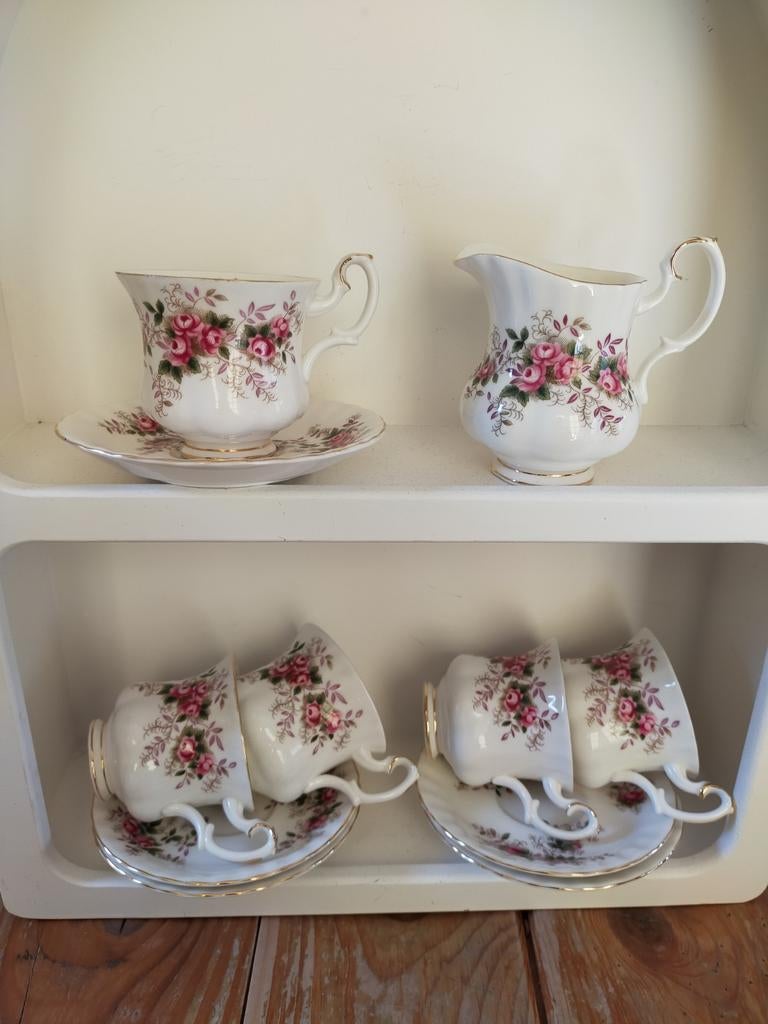 Royal Albert Lavender Rose kop  schotels + melkkan €4.50.- p, Ophalen of Verzenden