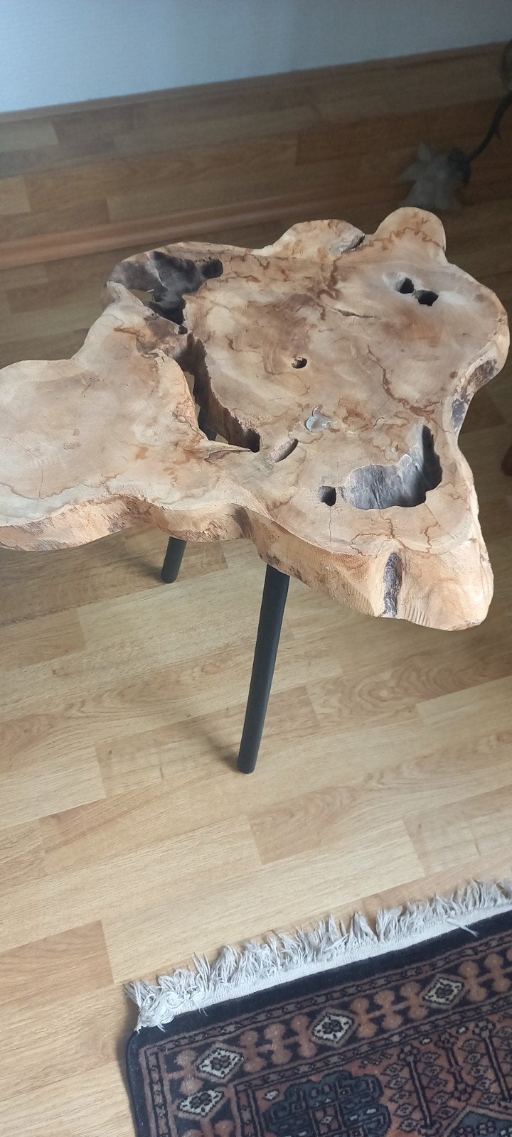 Unieke bijzettafel van boomstam met metalen poten, 50 tot 100 cm, Zo goed als nieuw, Overige vormen, 5 – 50