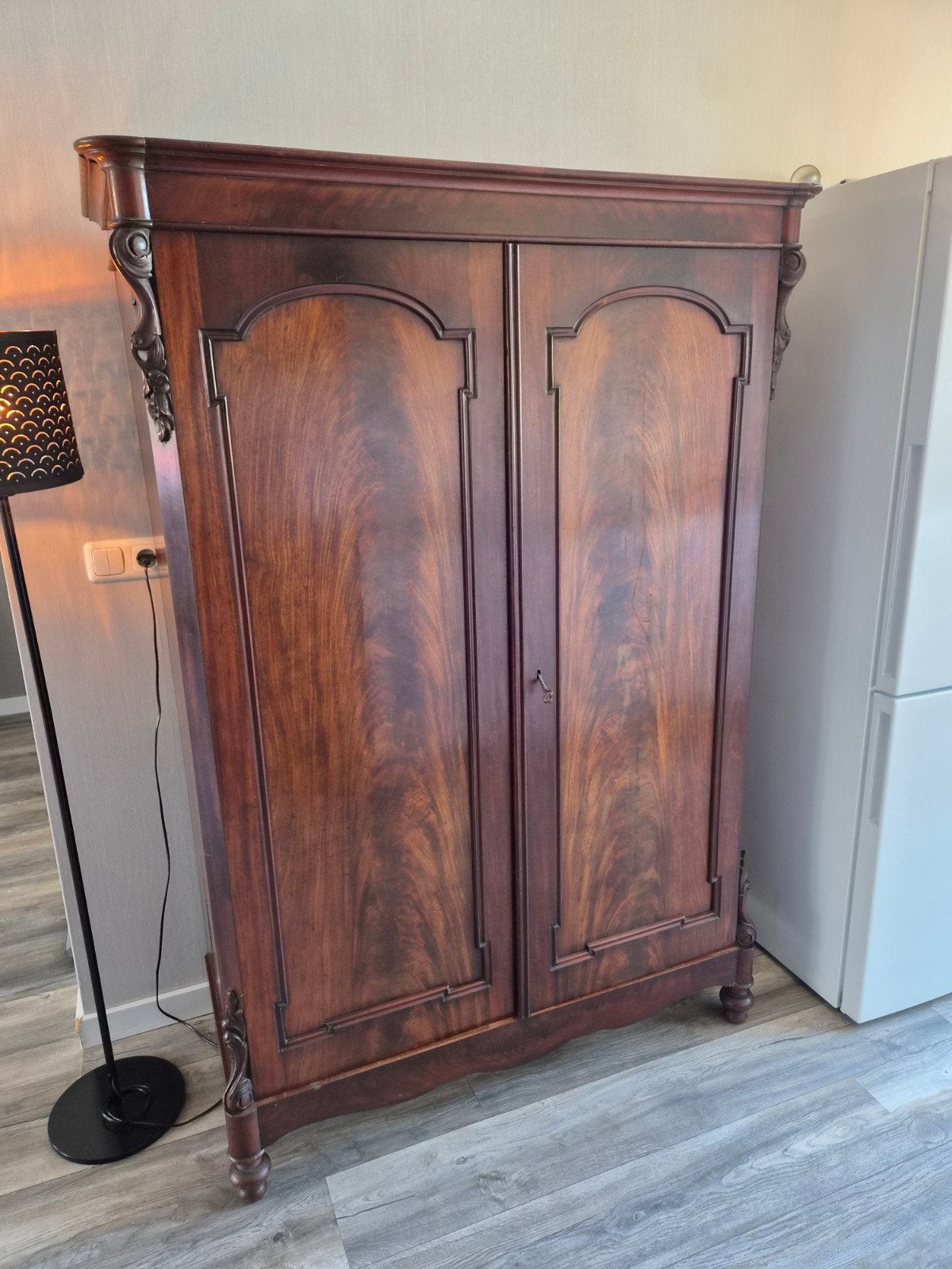 Prachtige biedermeier meidenkast, Ophalen